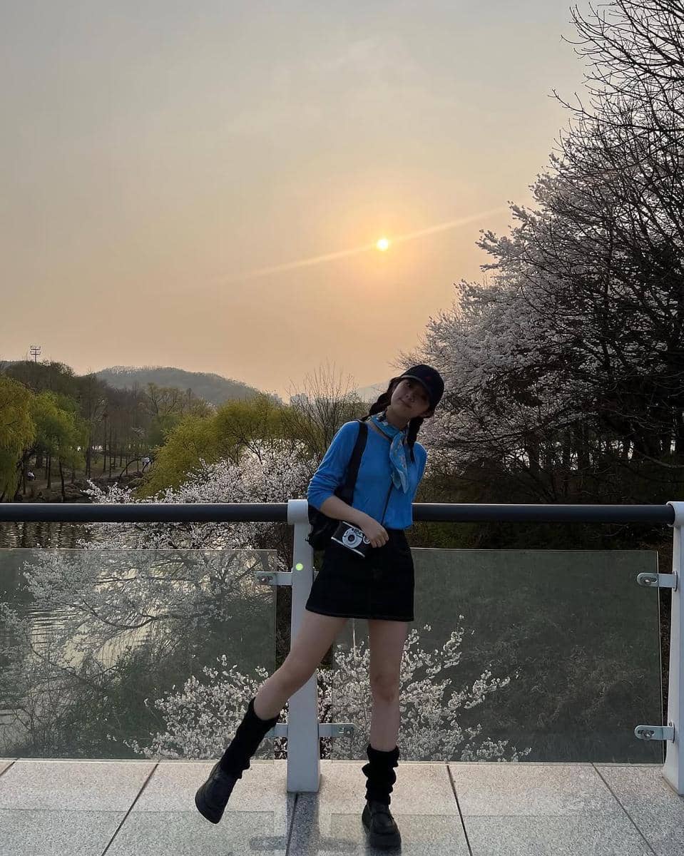 Shin Eun Soo tampil mengenakan rok hitam sebagai bagian dari gaya busananya dalam unggahan akun Instagram su1023_.