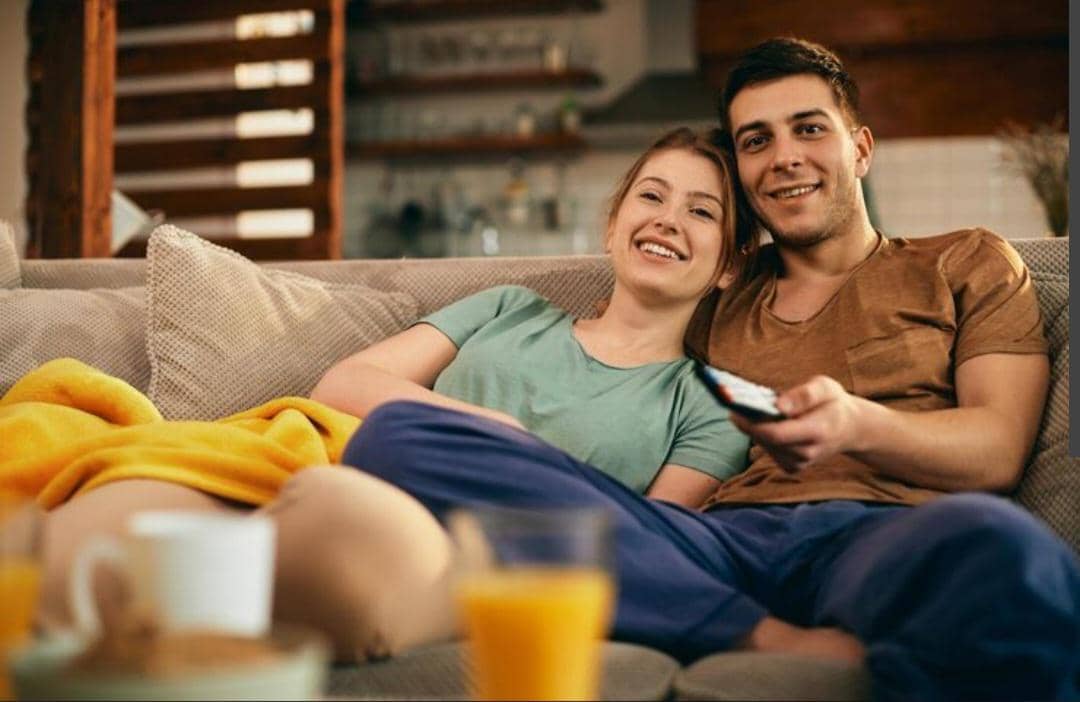 quality time nonton bersama pasangan (magnific.com/Drazen Zigic)