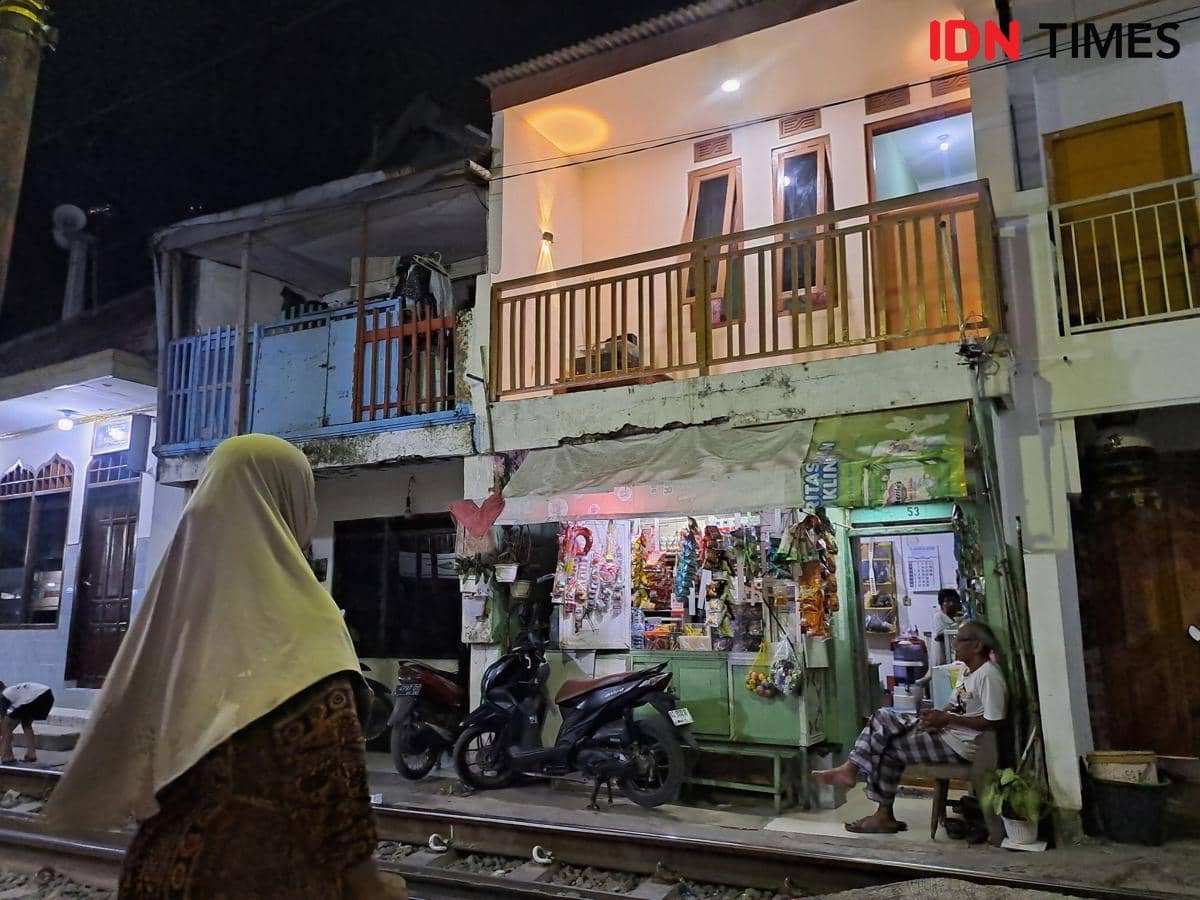 Tri Nawang Sari, anggota Koperasi Srikandi Kapirel, memandangi rumahnya yang telah direnovasi berkat pinjaman koperasi.