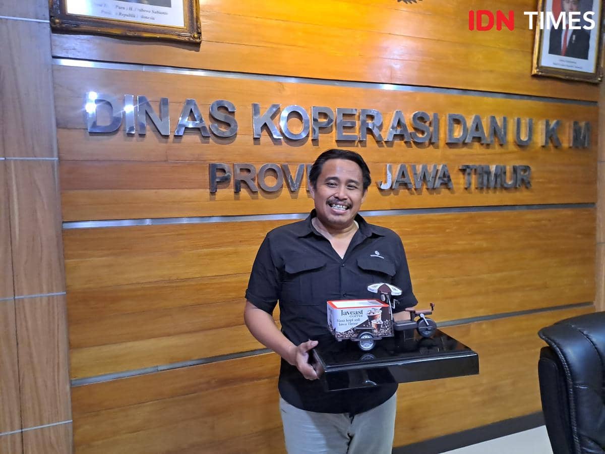 Endy Alim Abdi Nusa, Kepala Dinas Koperasi dan UKM Jatim, diwawancarai di ruang kerjanya untuk sebuah wawancara.