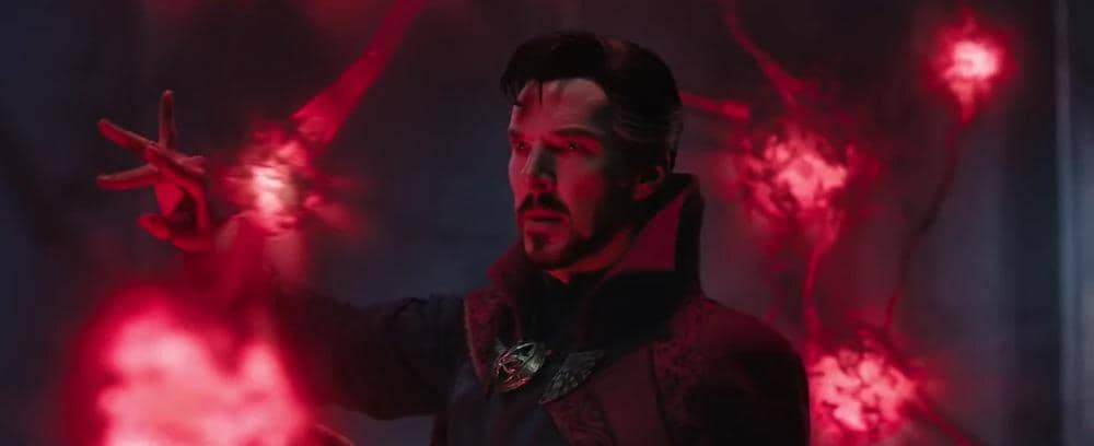 Doctor Strange mengenakan jubah merah dan kostum biru dalam film Doctor Strange in the Multiverse of Madness produksi Marvel Studios.