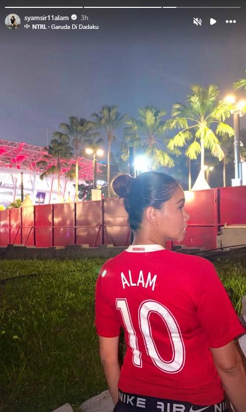 Syamsir Alam dan Bunga duduk di tribun Stadion GBK sambil menyaksikan pertandingan timnas Indonesia pada FIFA ASEAN Cup 2026.