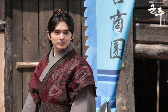 Aktor Yoo Seung Ho tampil dalam salah satu adegan drama Korea The Emperor: Owner of the Mask produksi MBC.