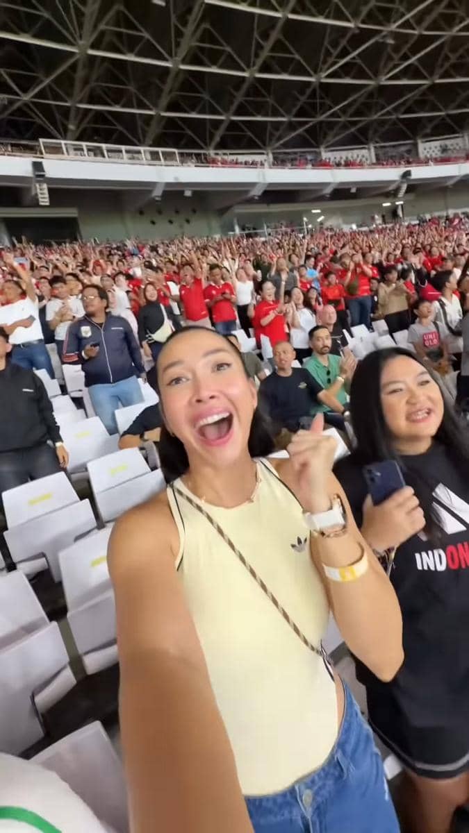 Andrea Dian menyaksikan timnas Indonesia pada FIFA ASEAN Cup 2026 di Stadion Gelora Bung Karno, Jakarta.