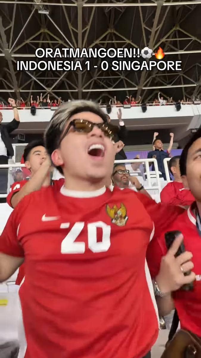 Atta Halilintar menyaksikan pertandingan timnas Indonesia pada FIFA ASEAN Cup 2026 di Stadion GBK saat laga berlangsung.