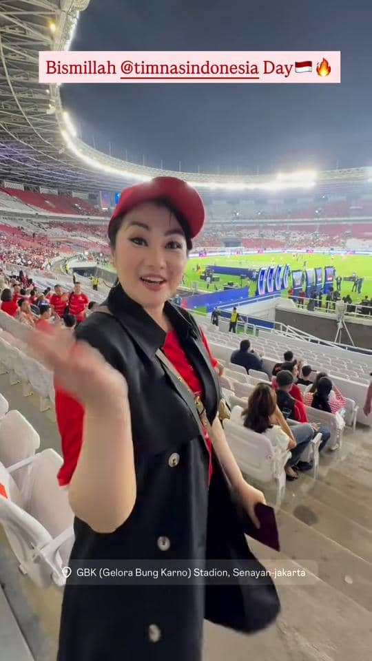 Fitri Carlina menonton timnas Indonesia dalam laga FIFA ASEAN Cup 2026 di GBK, dalam unggahan Instagram.