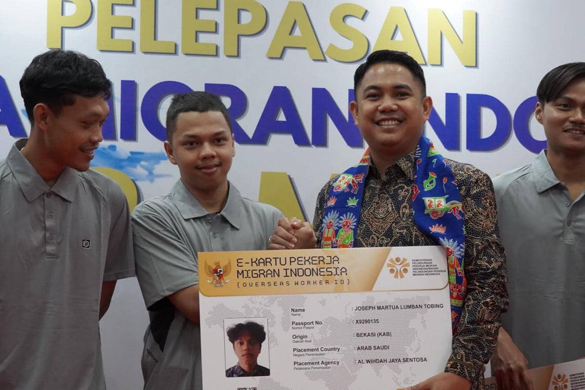 Wamen Dzulfikar Lepas 37 Pekerja Migran Program SMK Go Global