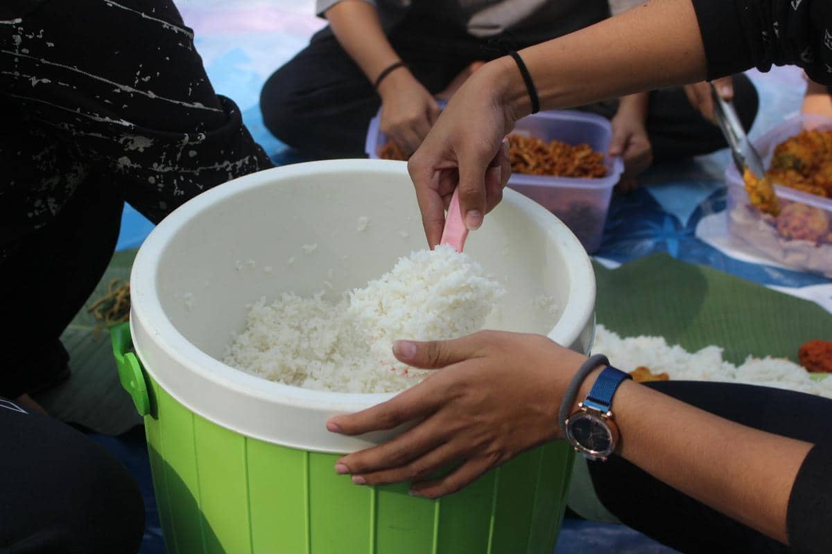 ilustrasi mengambil nasi