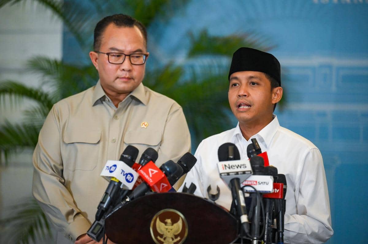 Menteri Kehutanan Raja Juli Antoni dan Kepala BRIN Arif Satria memberi keterangan pers di Istana Kepresidenan Jakarta.