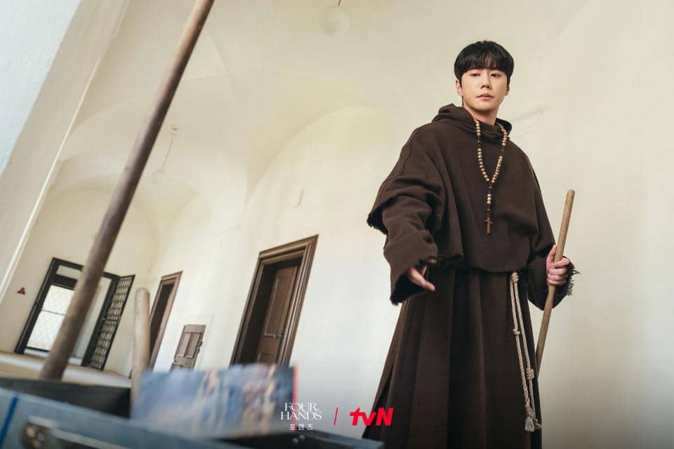 Potongan gambar promosi drama Korea Four Hands, Two Sonatas produksi tvN dengan judul ditampilkan dalam materi visual.