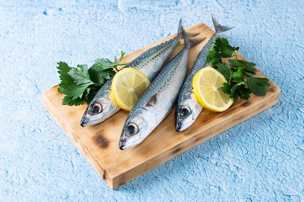 ilustrasi ikan tenggiri dan irisan jeruk lemon
