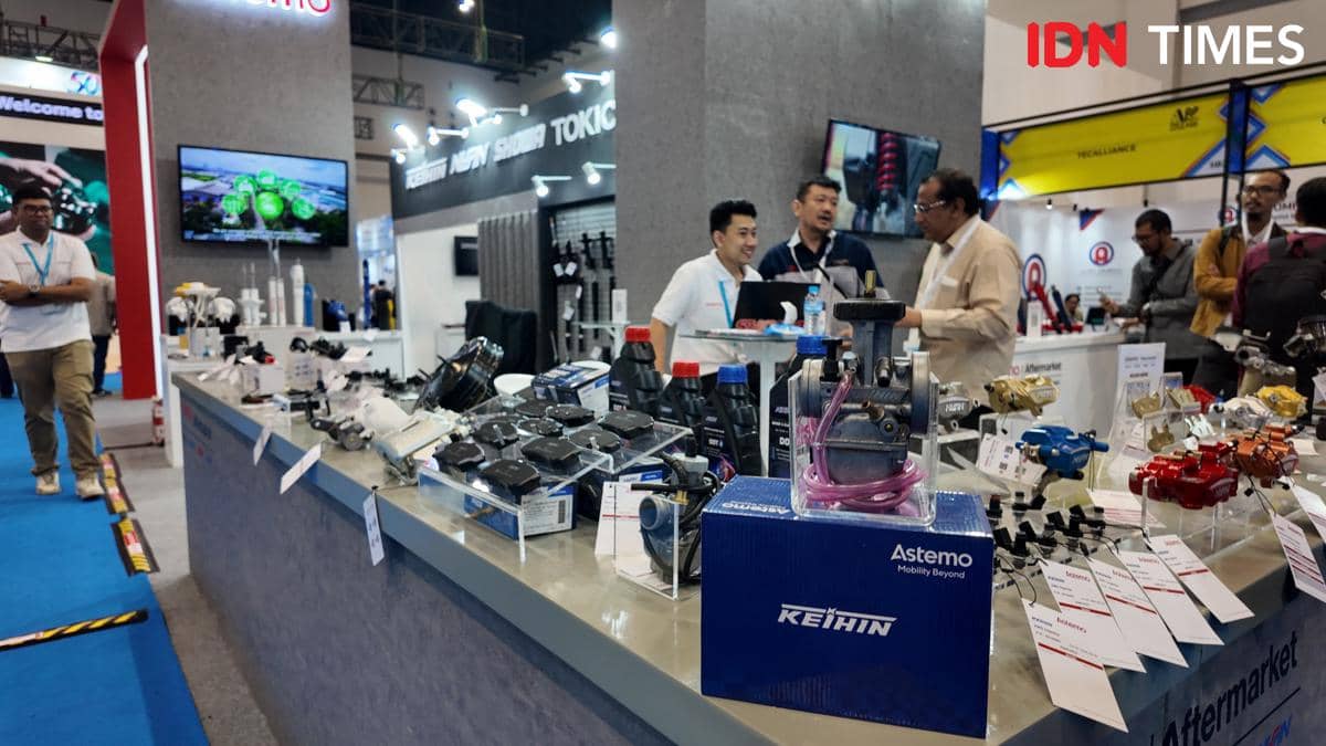 Ragam produk Astemo dipajang di area pameran sebagai bagian dari presentasi perusahaan kepada pengunjung.