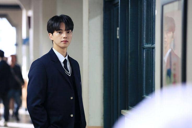 Aktor Korea Song Kang tampil dalam adegan serial drama Love Alarm yang tersedia di platform streaming Netflix.