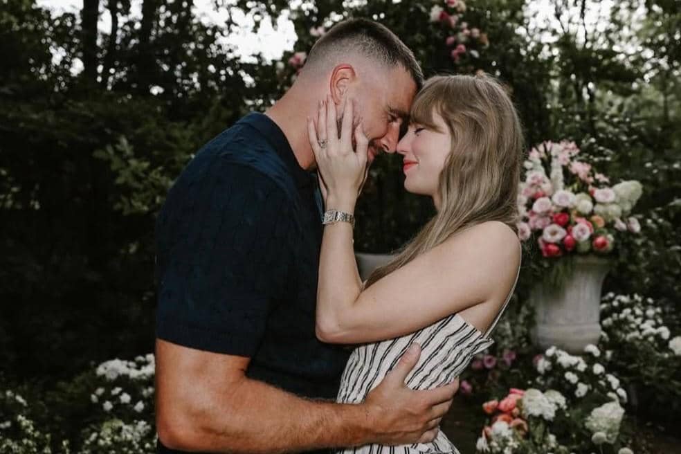 Taylor Swift dan Travis Kelce dalam pengumuman pertunangan mereka