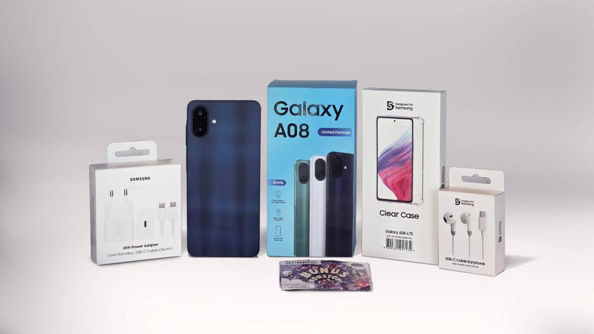 Kotak edisi terbatas Samsung Galaxy A08 berwarna putih dengan ilustrasi ponsel di bagian depan kemasan.