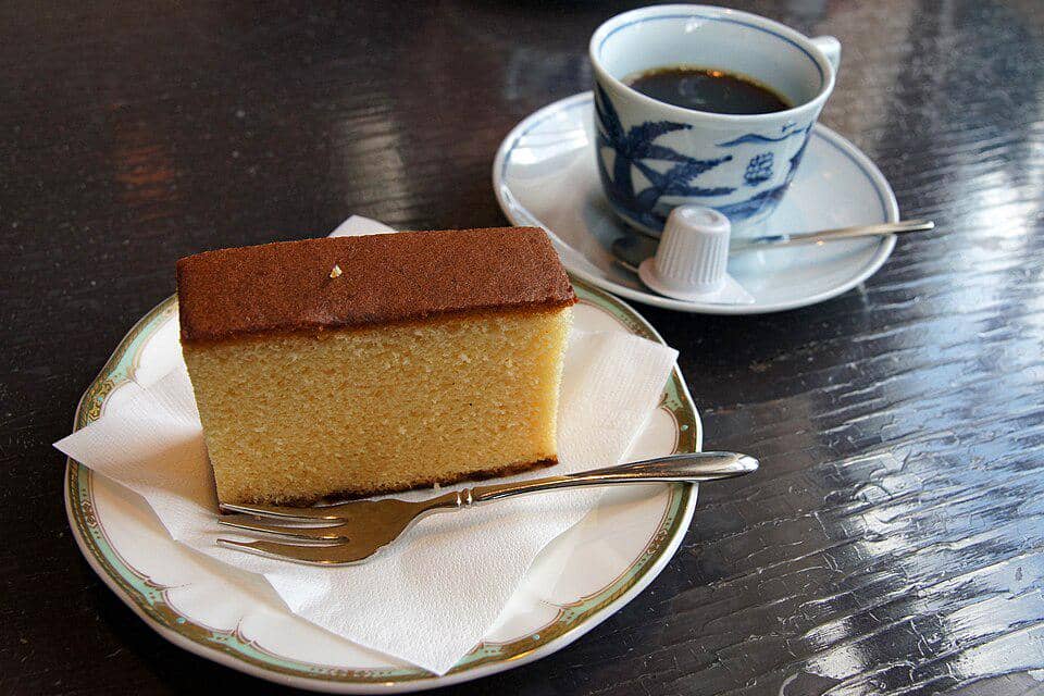 ilustrasi hojicha castella cake yang disajikan dengan kopi