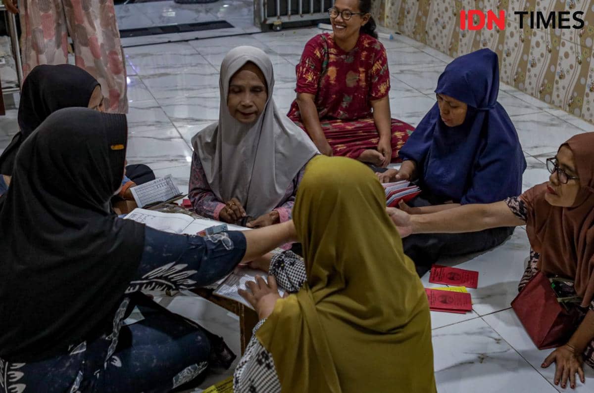 Sejumlah ibu anggota Koperasi Srikandi Kapirel di Kampung Dupak Magersari, Surabaya, berkumpul bersama.