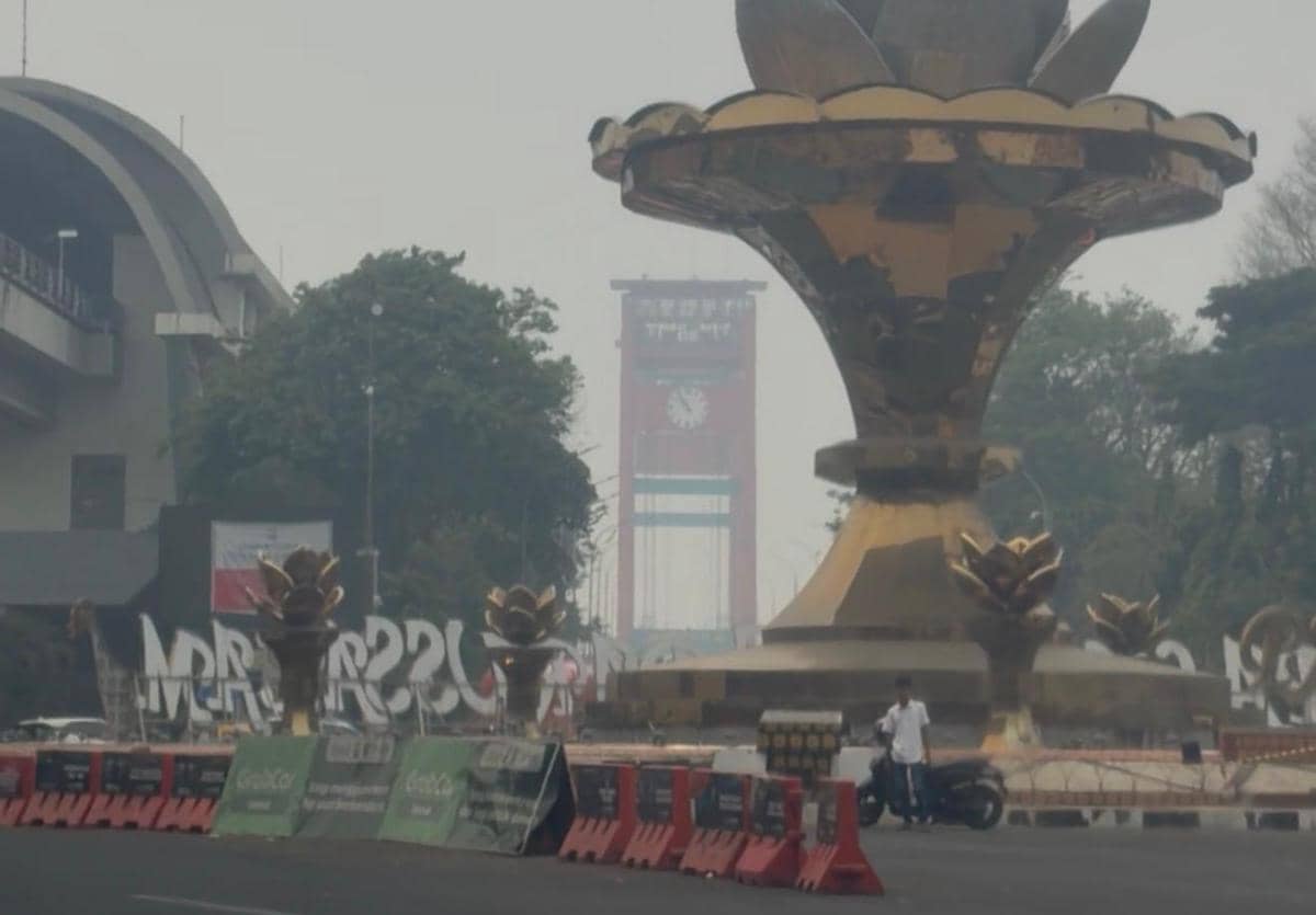 Kondisi kabut asap di kota Palembang yang tiba-tiba gelap ditutupi polusi kebakaran hutan dan lahan