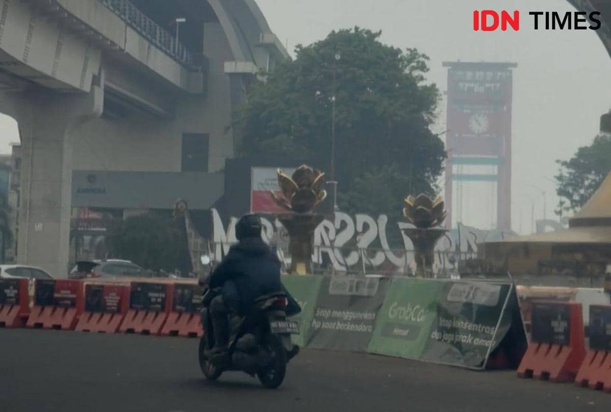 Kondisi kabut asap di kota Palembang yang tiba-tiba gelap ditutupi polusi kebakaran hutan dan lahan