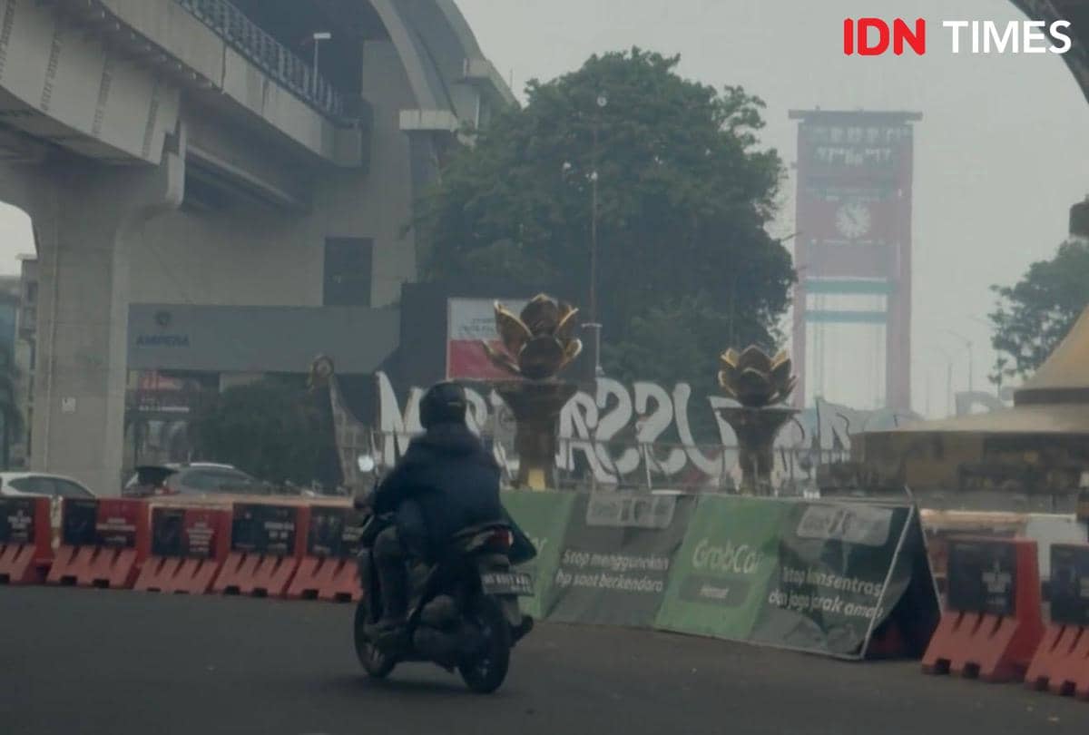 Kondisi kabut asap di kota Palembang yang tiba-tiba gelap ditutupi polusi kebakaran hutan dan lahan