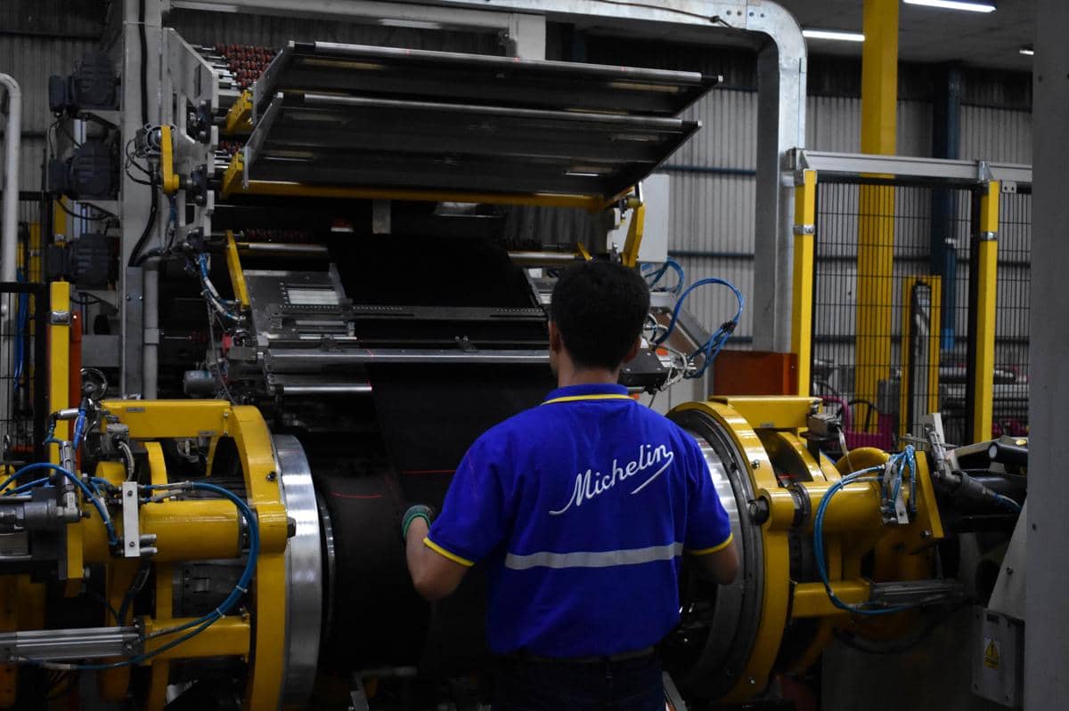 Seorang pekerja memeriksa ban BFGoodrich pada lini produksi di fasilitas manufaktur di Cikarang, Indonesia.