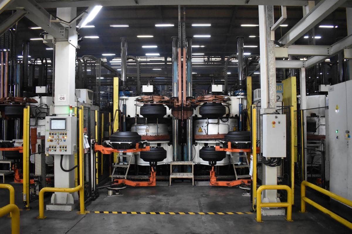 Proses manufaktur ban BFGoodrich berlangsung menggunakan peralatan produksi di area pabrik Cikarang.