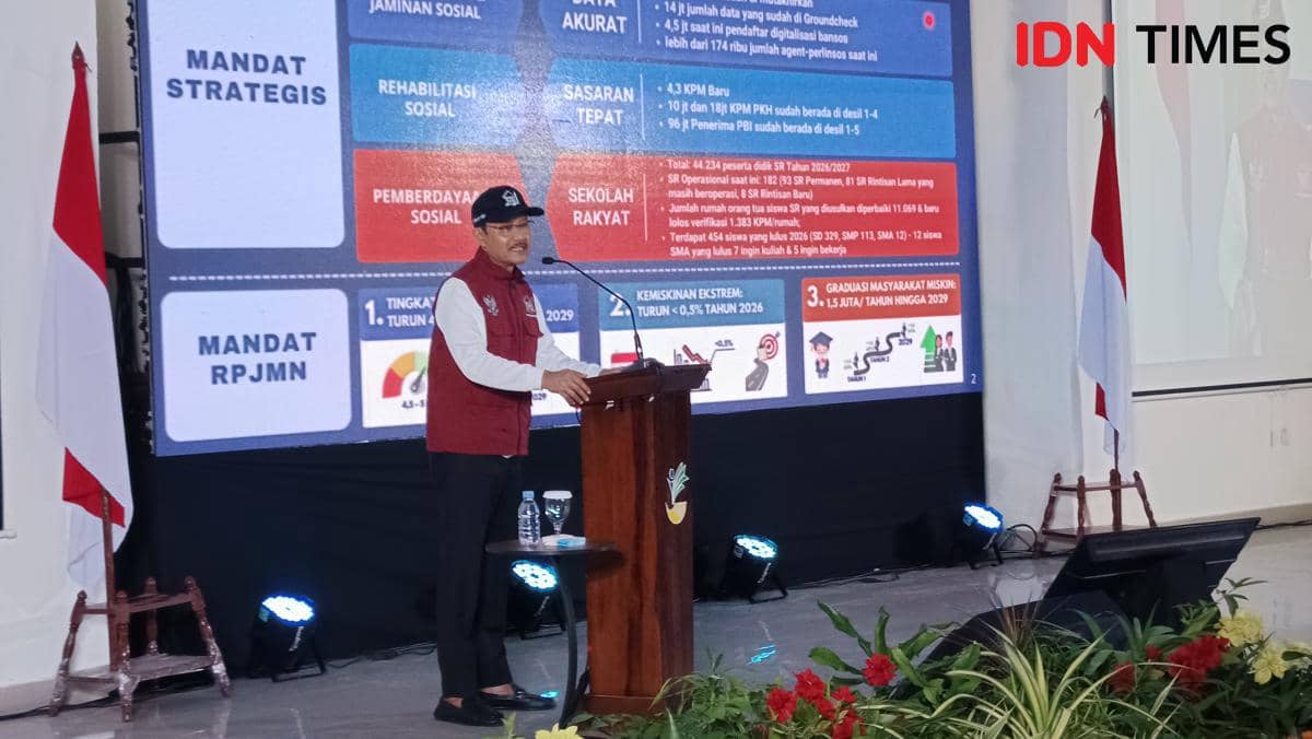 Menteri Sosial Saifullah Yusuf memberi arahan kepada peserta pelatihan wali asuh dan wali asrama di BBPPKS Makassar.