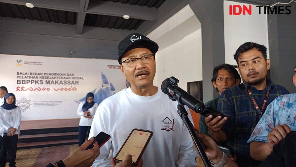 Menteri Sosial Saifullah Yusuf menjawab pertanyaan wartawan usai memberi arahan di BBPPKS Makassar.