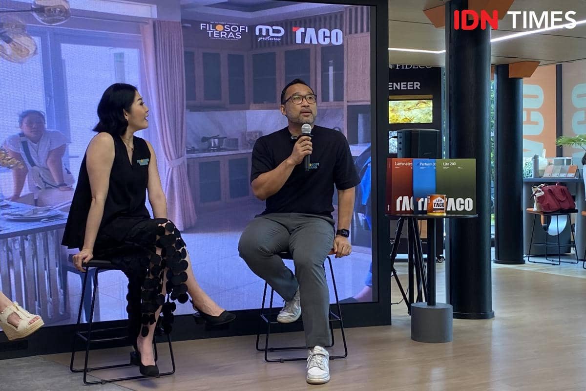 Affandi Abdul Rachman, sutradara Filosofi Teras, berbicara tentang pertimbangan pemilihan material untuk set film.
