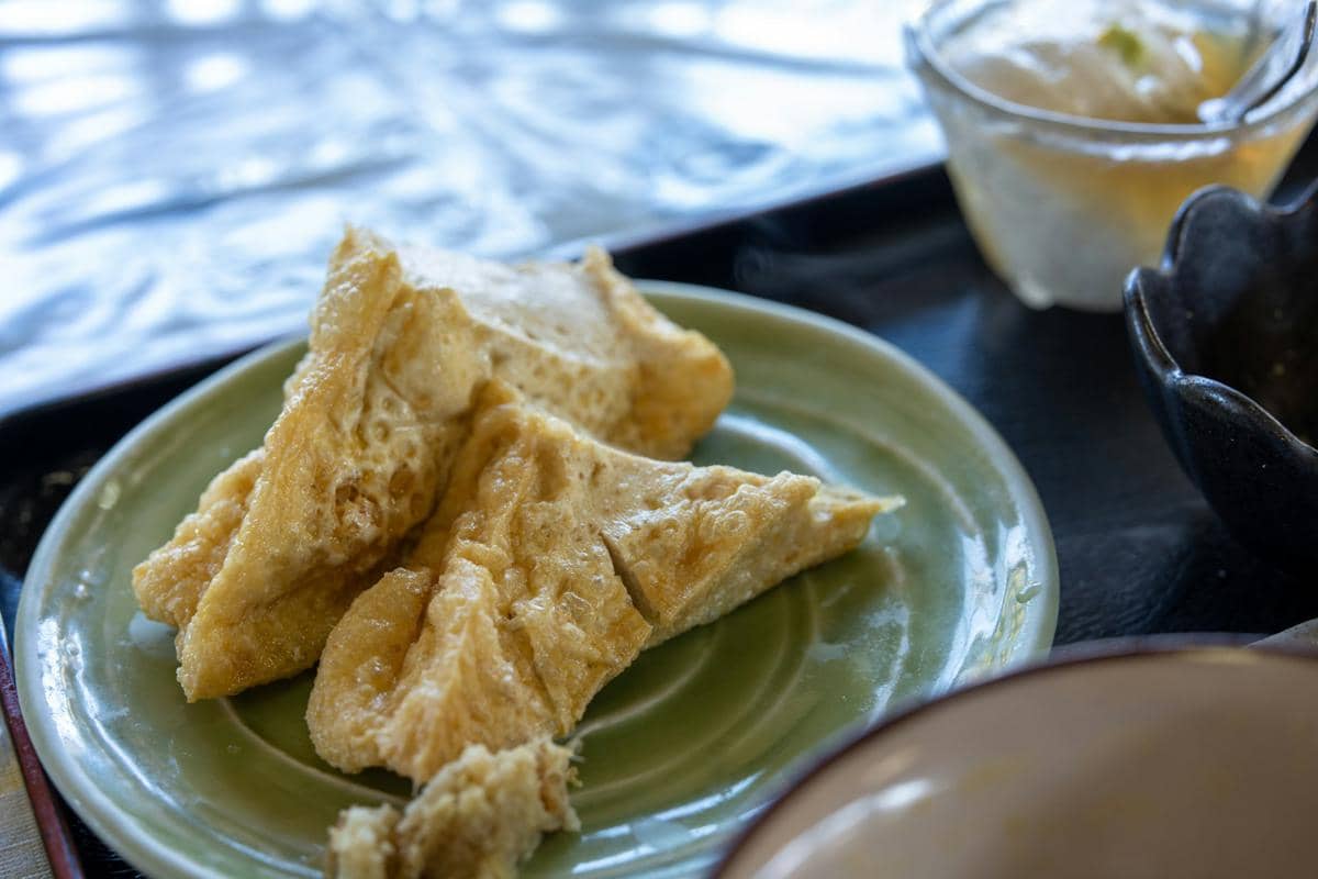 Potongan tahu putih tersaji dalam mangkuk sebagai ilustrasi bahan makanan berbahan kedelai untuk hidangan Jepang.