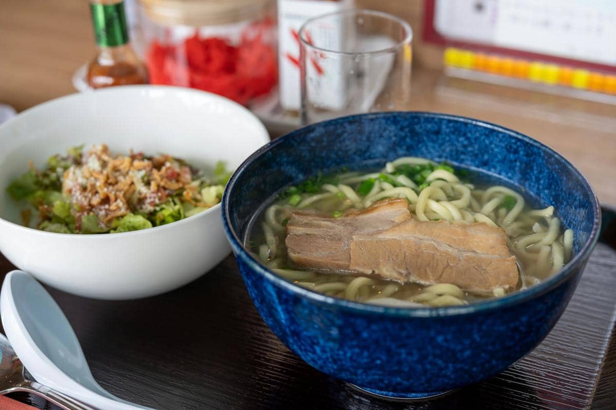 Ilustrasi hippari udon, sajian mi udon khas Jepang, untuk melengkapi pembahasan kuliner Jepang.