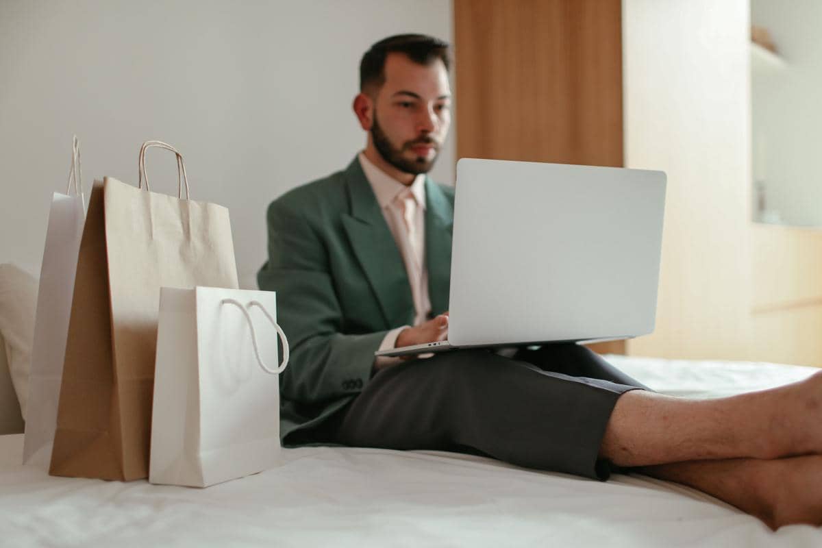 Pria berbelanja online