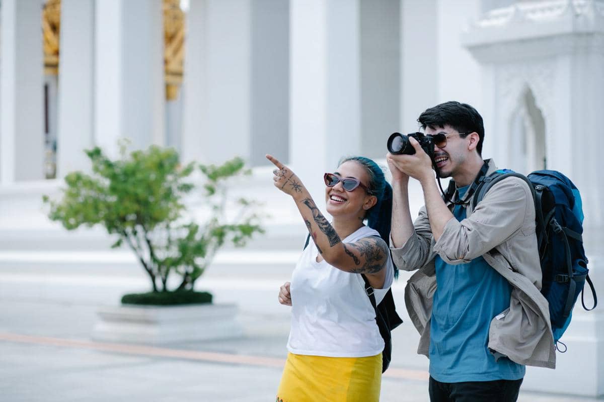 ilustrasi traveling dengan orang terdekat 