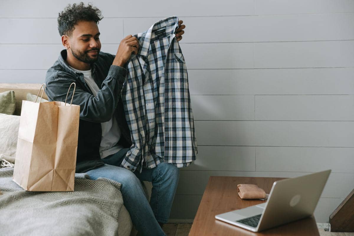 Pria membuka paket belanja online