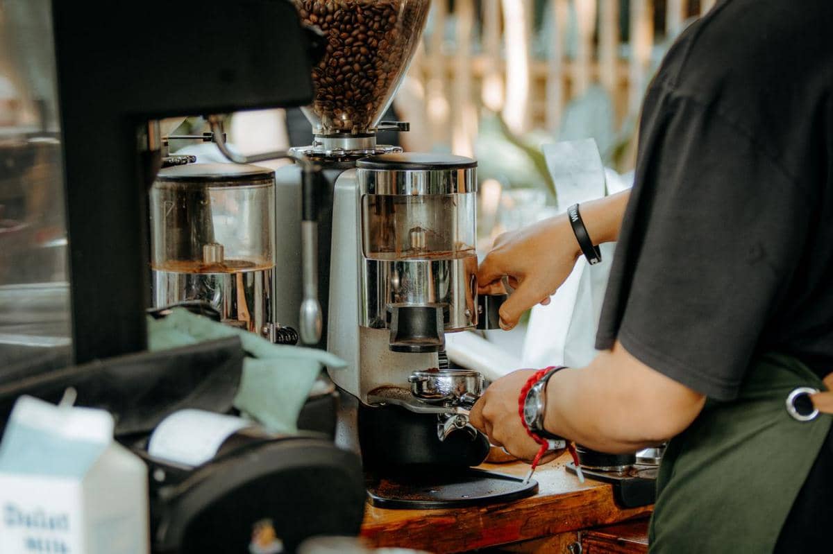 ilustrasi seduh kopi
