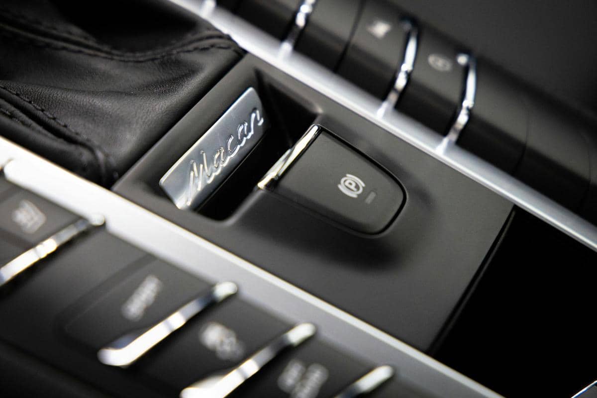 ilustrasi mobil dengan electronic parking brake 
