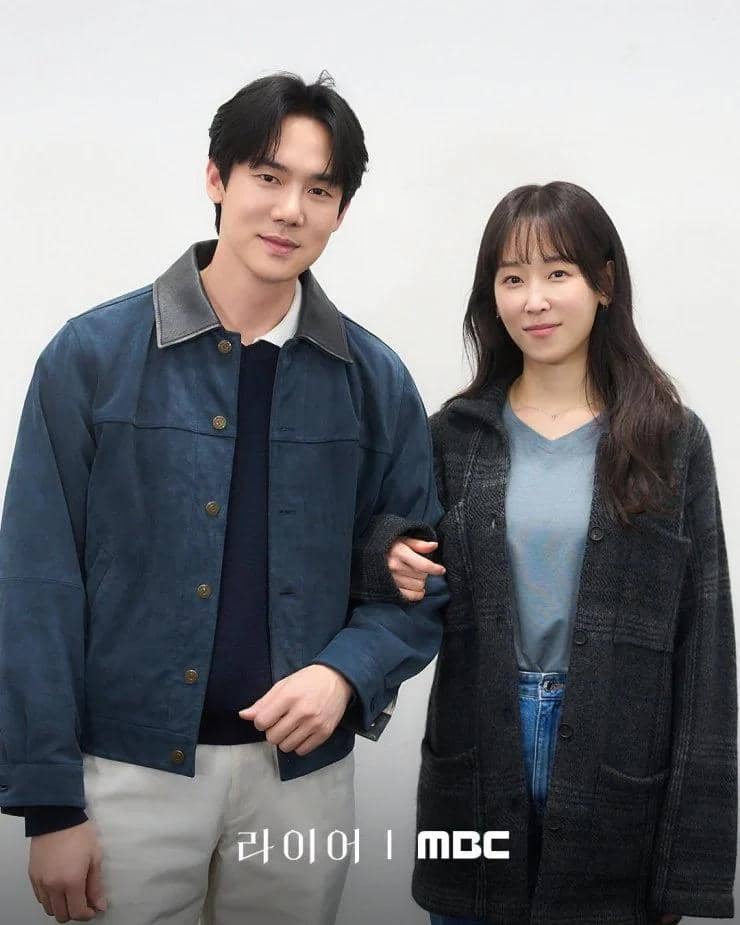 Yoo Yeon Seok dan Seo Hyun Jin menghadiri sesi pembacaan naskah drama The Perfect Lie produksi MBC bersama pemain lain.