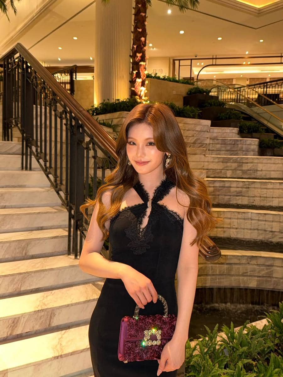 Potret Yeji, anggota grup K-pop ITZY, tampil menatap kamera dengan gaya elegan dalam unggahan Instagram.