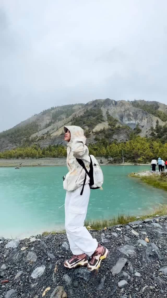 Bella Graceva menikmati keindahan alam di Lembah Manang, Nepal