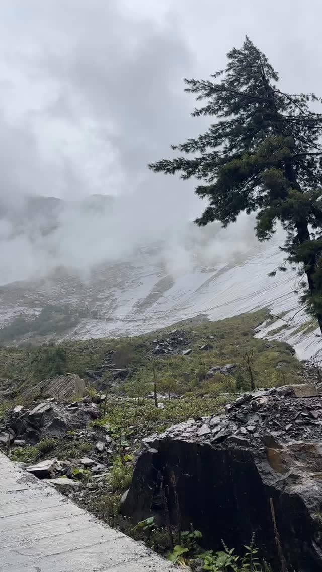 Bella Graceva menikmati keindahan alam di Lembah Manang, Nepal