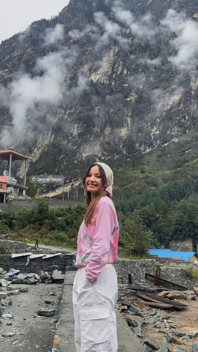 Bella Graceva menikmati keindahan alam di Lembah Manang, Nepal