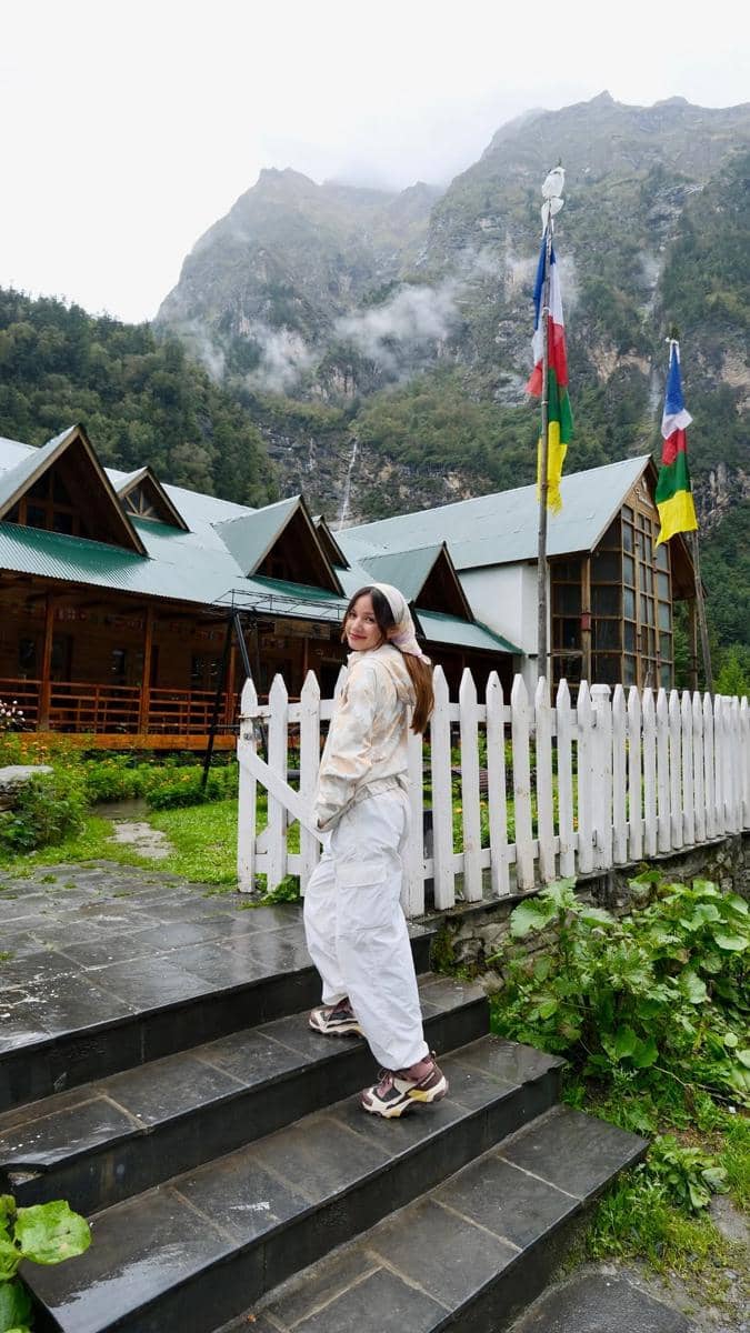 Bella Graceva menikmati keindahan alam di Lembah Manang, Nepal