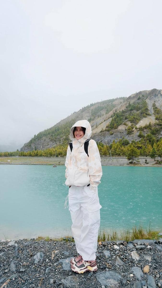 Bella Graceva menikmati keindahan alam di Lembah Manang, Nepal
