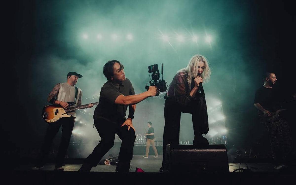 Dokumentasi Linkin Park dari akun Instagram resmi mereka, menampilkan materi promosi band tersebut secara daring.