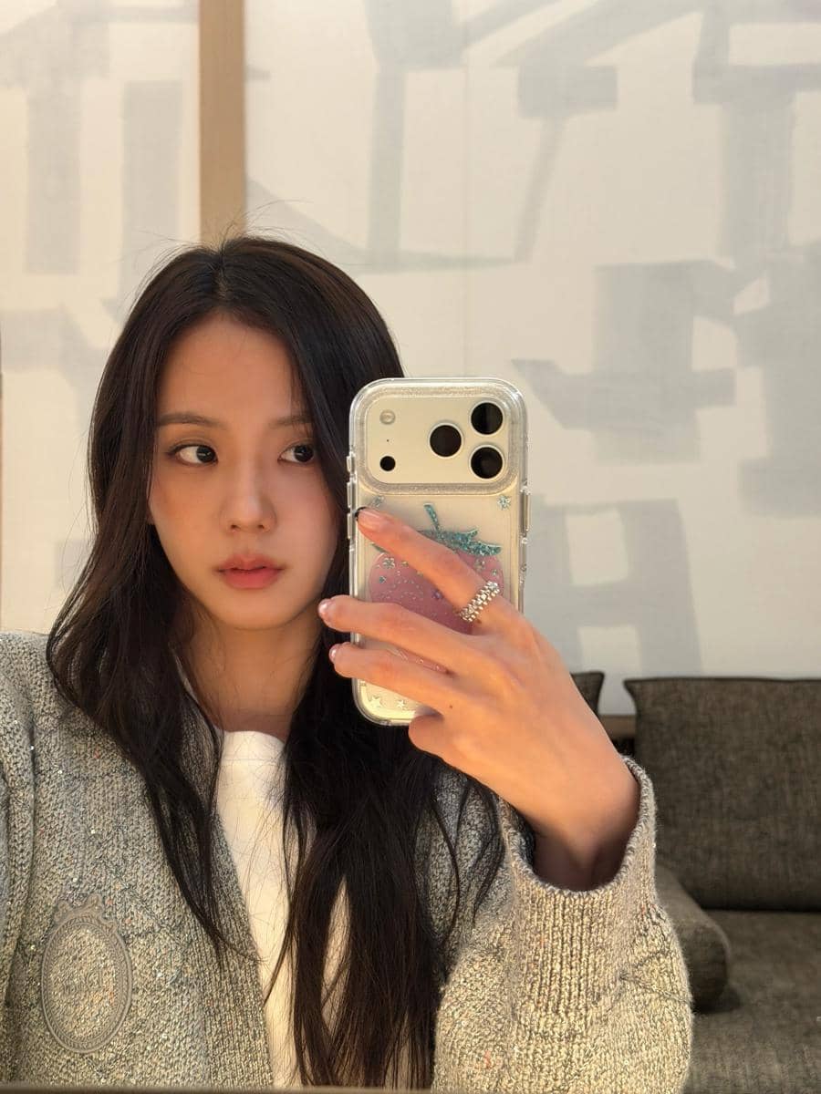 Airport Style Jisoo untuk Dior Summer 2027 RTW Show (instagram.com/sooyaaa__)