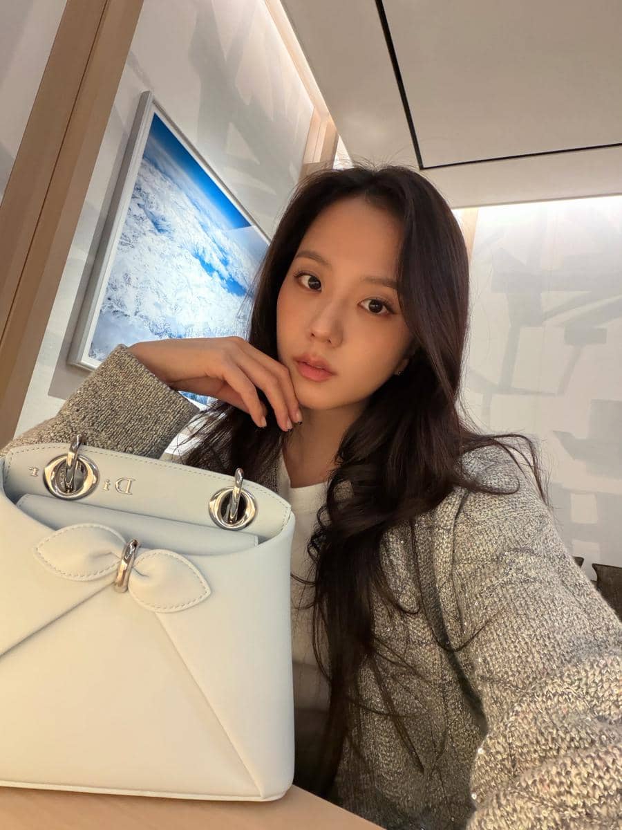 Airport Style Jisoo untuk Dior Summer 2027 RTW Show (instagram.com/sooyaaa__)