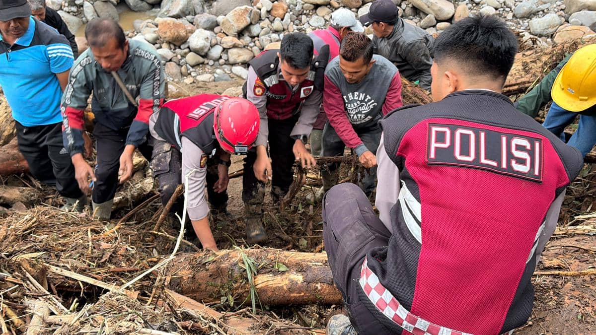 Tim SAR Gabungan melakukan pencarian titik yang ditunjuk oleh anjing pelacak (Foto: Polda Sumbar)