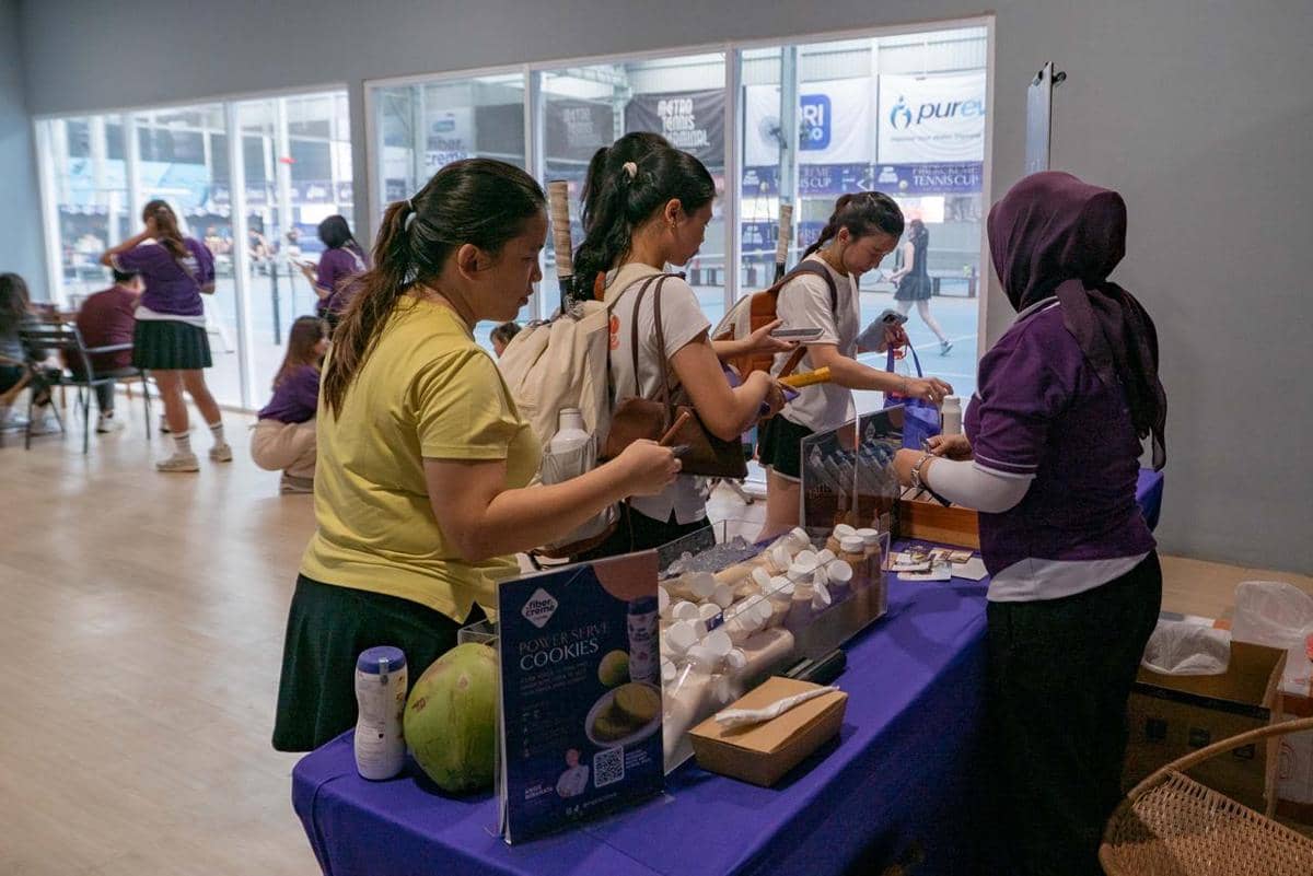 Ajang Tennis Cup 2026 yang digelar FiberCreme di kawasan Ancol, Jakarta, melibatkan para peserta secara aktif.