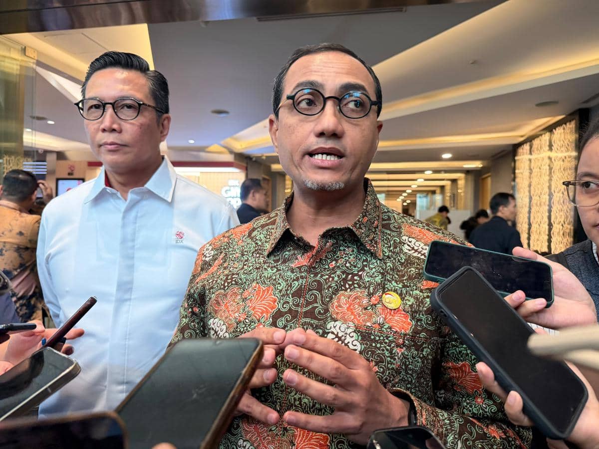 Kepala Eksekutif Pengawas Pasar Modal, Keuangan, Derivatif, dan Bursa Karbon OJK, Hasan Fawzi (kanan) dan Direktur Utama Bursa Efek Indonesi