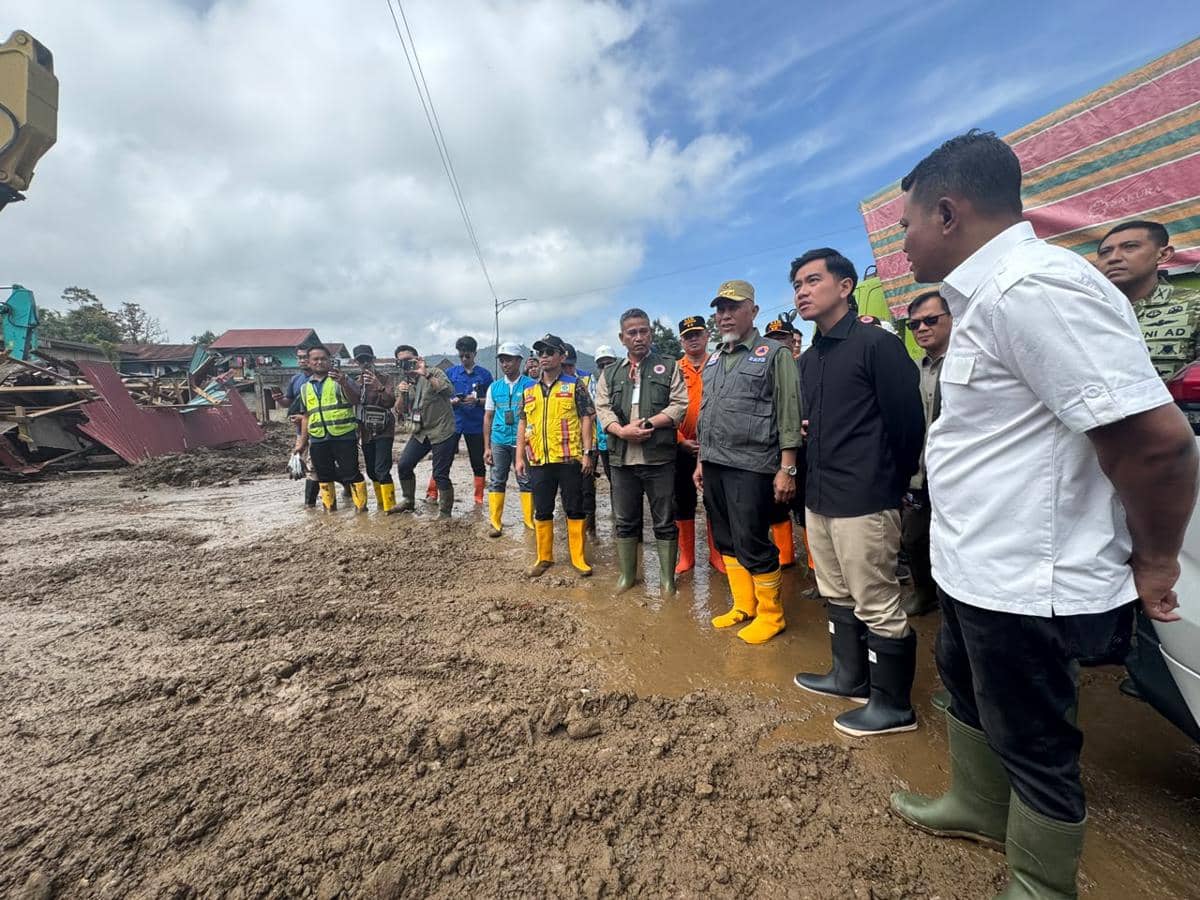 Wakil Presiden (Wapres) Gibran Rakabuming meninjau sejumlah infrastruktur dan fasilitas publik yang terdampak banjir bandang di Kabupaten So